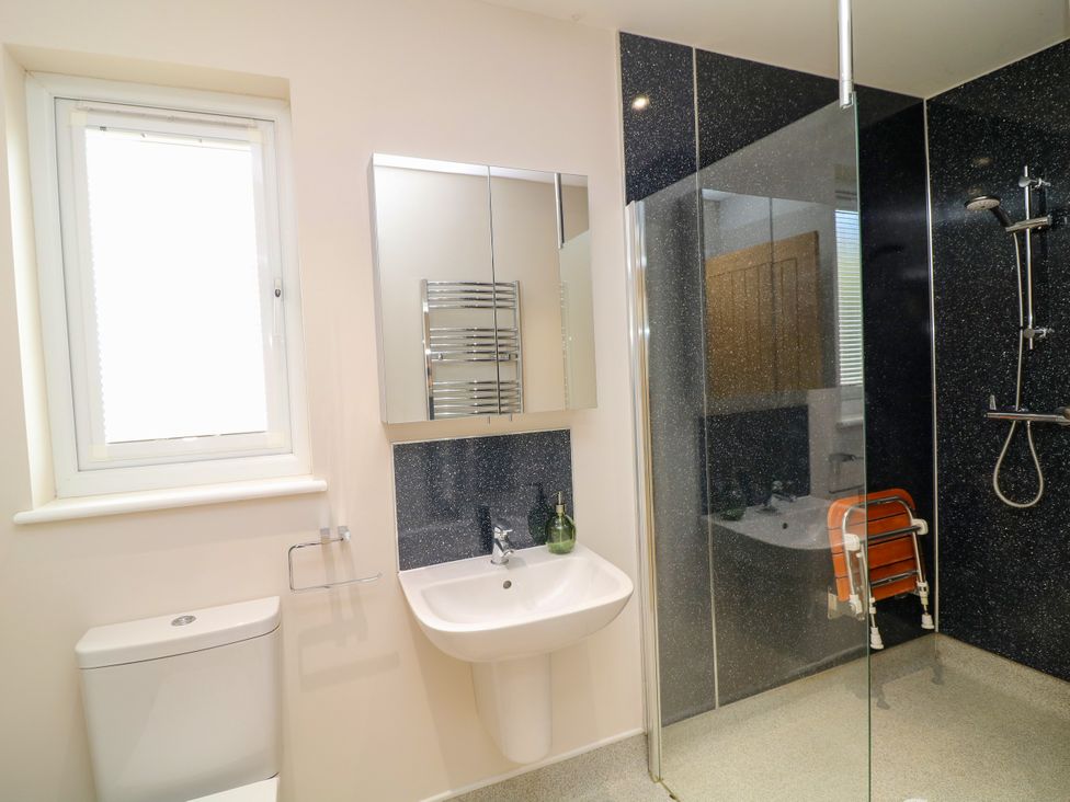 A bathroom with a shower and sink at Jasper Lodge in Lincoln