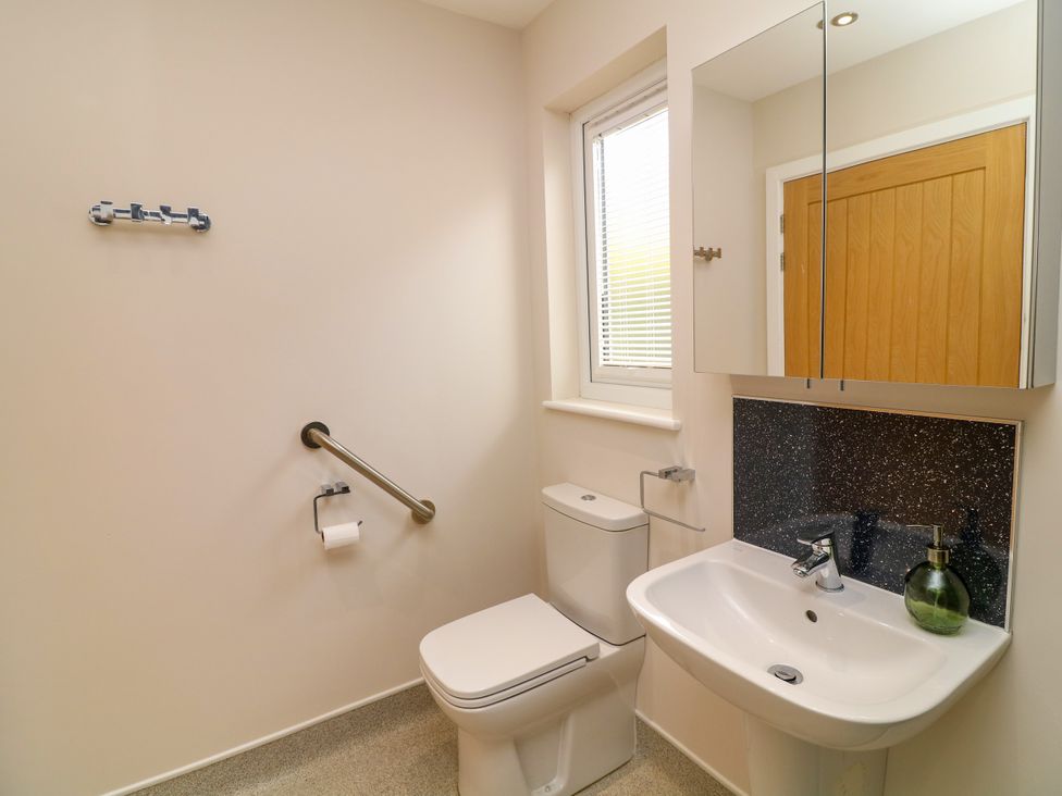 A bathroom with a toilet and sink at Jasper Lodge in Lincoln