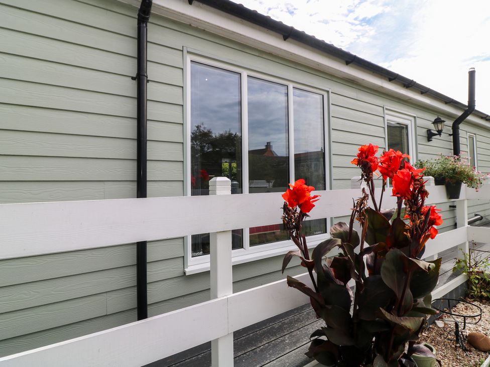 An outdoor view with a flower pot near a window at Jasper Lodge in Lincoln