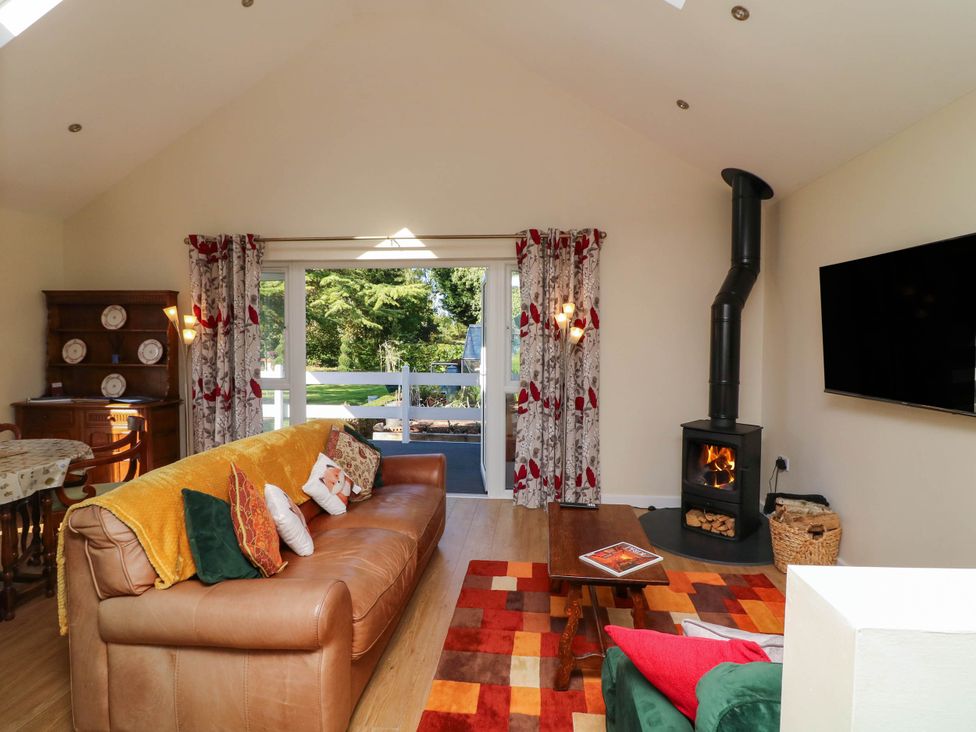 A living room with a sofa and fireplace at Jasper Lodge in Welton