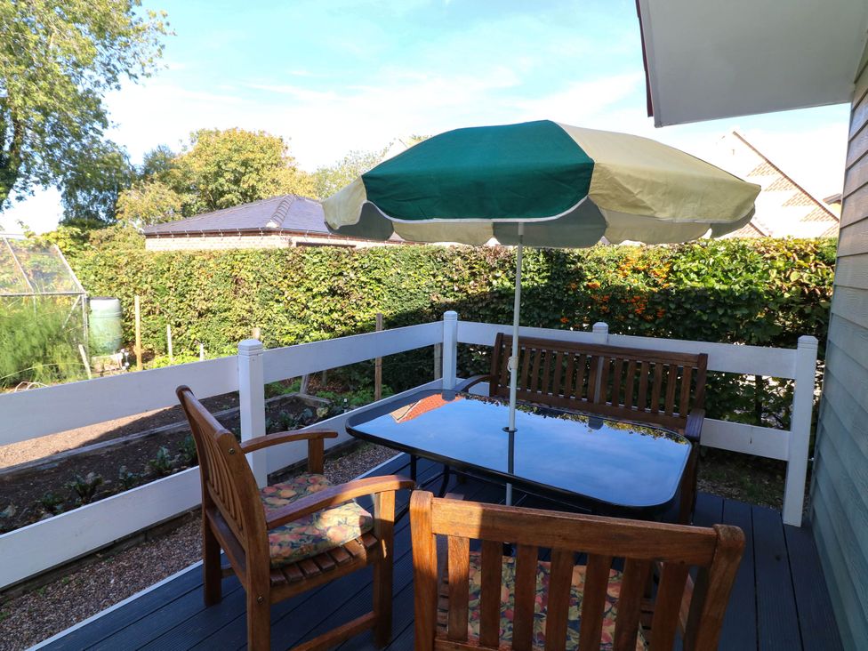 An outdoor seating area with table and chairs at Jasper Lodge in Welton