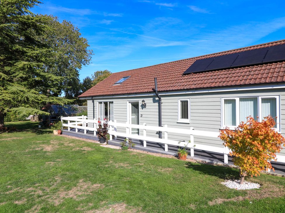A house exterior with a garden at Jasper Lodge in Welton