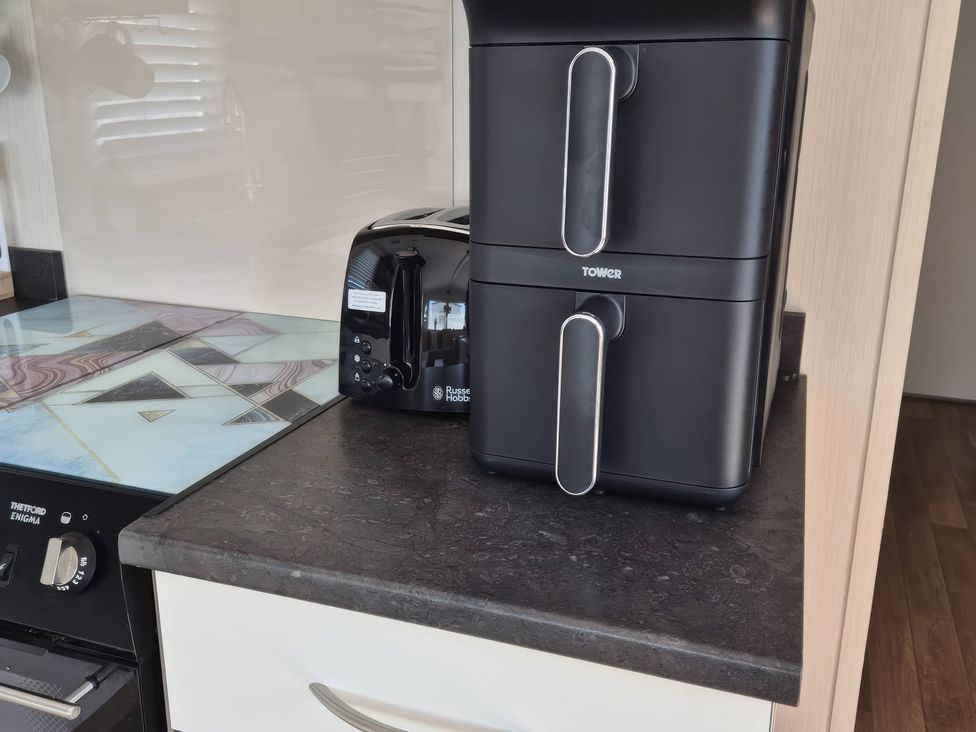 A kitchen with an air fryer and toaster on the countertop at 67 Harley Mead St Leonards-On-Sea