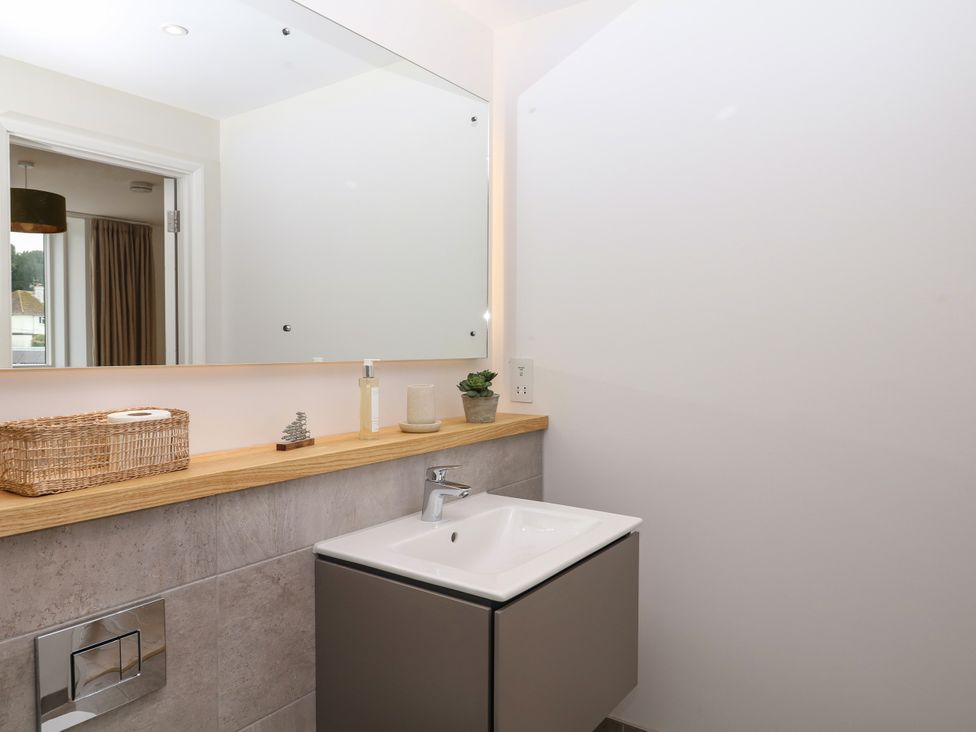 A bathroom with sink and mirror at Beachstone in Salcombe