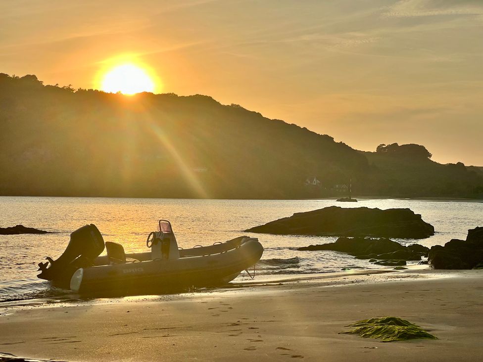 A boat on the beach at Beachstone in Salcombe