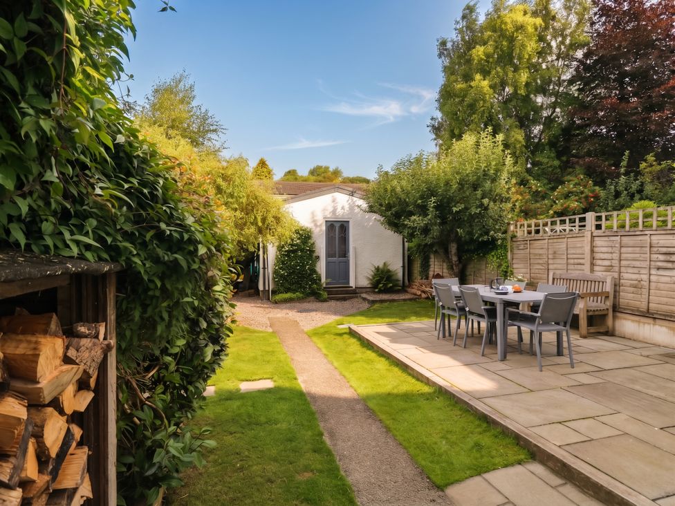 A garden with a dining table and chairs at Briargarth in Keswick