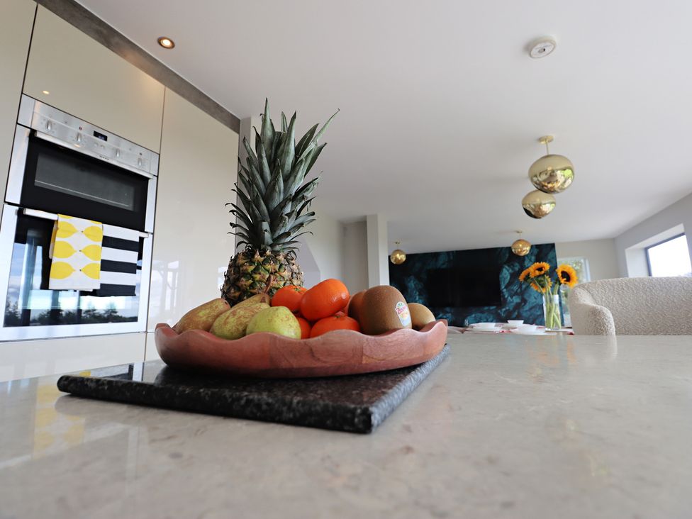 A kitchen with a fruit bowl on the countertop at Parrott's Nest in Hyde