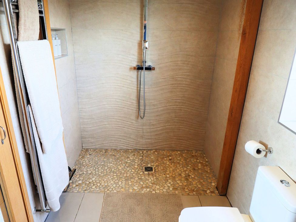 A bathroom with a shower and toilet at Parrott's Nest in Hyde