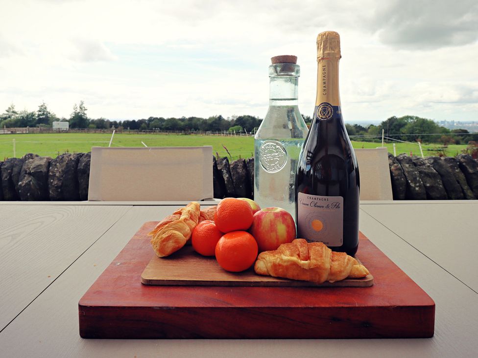 A selection of beverages and fruits on a table at Parrott's Nest in Hyde