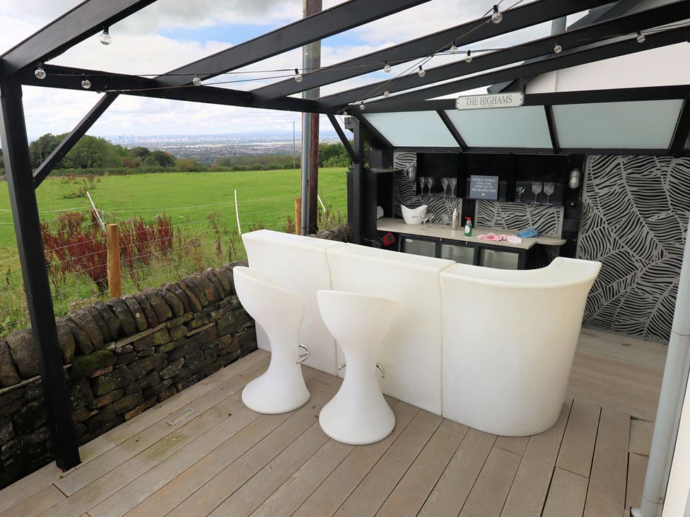 An outdoor bar area with stools and a counter at Parrott's Nest in Hyde