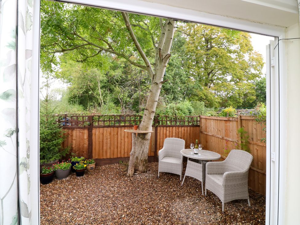 A garden with a table and chairs at Lodgeview in Nottingham