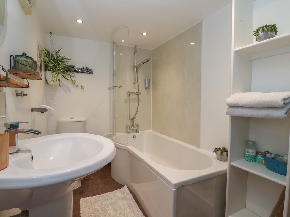 A bathroom with a bathtub, sink, and toilet at Cathedral Mews in Ripon