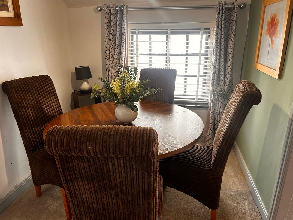 A dining room with a table and chairs at Old Cottages: 3 Bed in Ripon