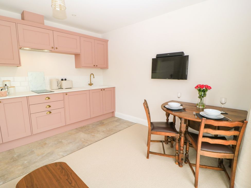 A kitchen with a dining area at Kingswick Lodge in Naphill