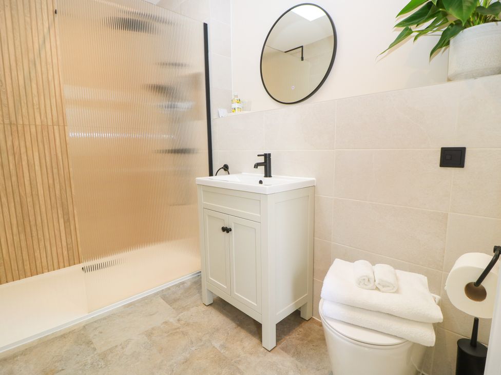A bathroom with shower, sink, and toilet at Kingswick Lodge Naphill