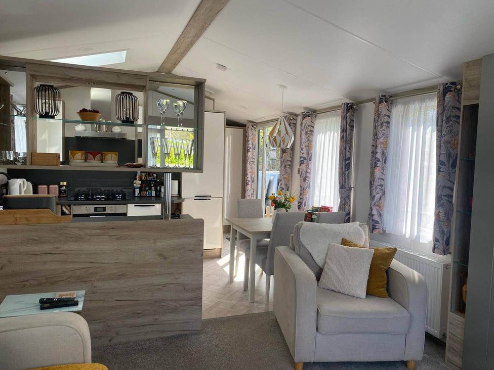 A kitchen and dining area with seating at Findhorn Lodge Peaceful Sleeps 4 in Forres