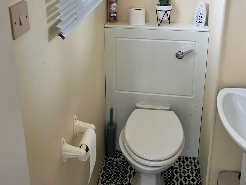 A bathroom with a toilet and sink at Sea Breeze A Beautiful 3 Bed Pet Friendly Retreat Mablethorpe