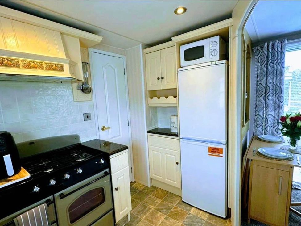 A kitchen with a refrigerator and an oven at Sea Breeze A Beautiful 3 Bed Pet Friendly Retreat, Mablethorpe