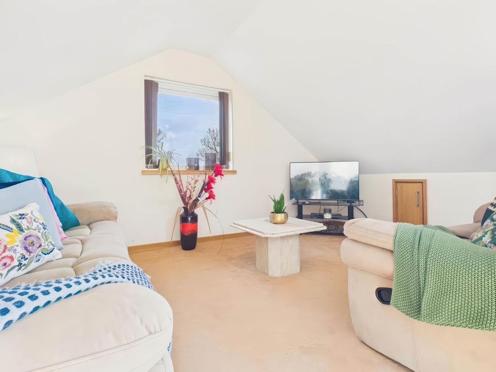 A living room with a sofa and television at Apartment Sleeps 4 Enclosed Garden Pets Welcome in Flushing