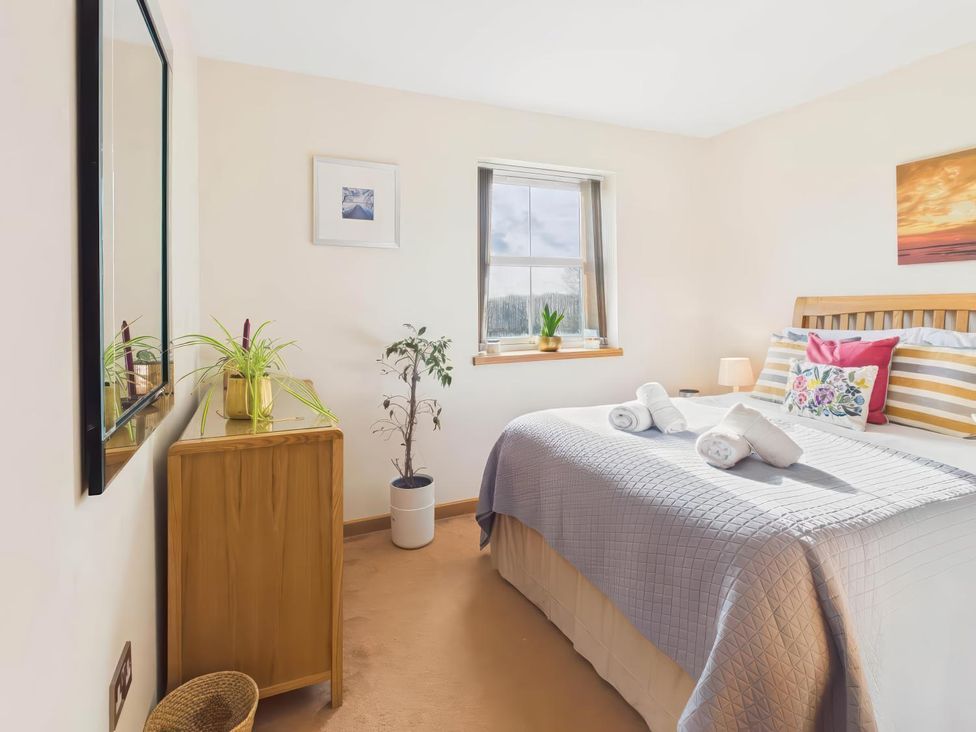 A bedroom with a bed and dresser at Apartment Sleeps 4 Enclosed Garden Pets Welcome, Flushing