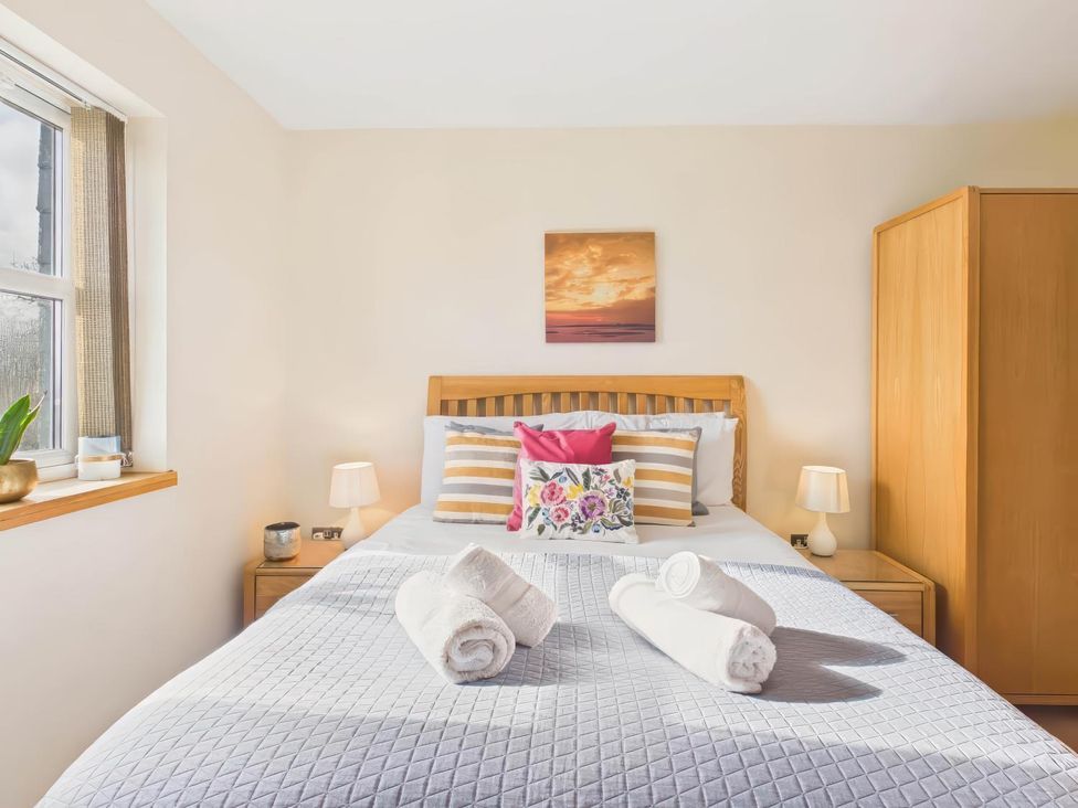 A bedroom with a bed and bedside tables at Apartment Sleeps 4 Enclosed Garden Pets Welcome, Flushing
