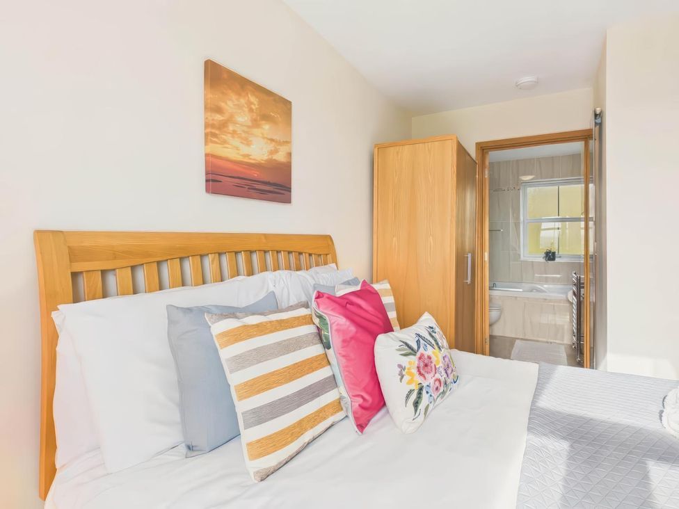 A bedroom with a bed and wardrobe at Apartment Sleeps 4 Enclosed Garden Pets Welcome, Flushing