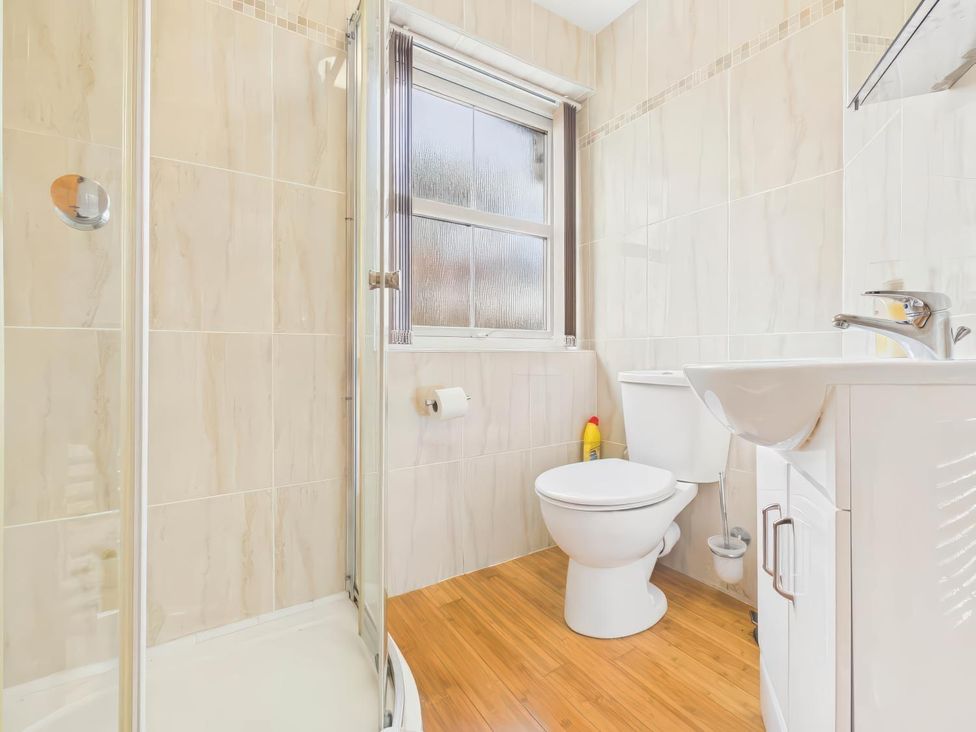 A bathroom with a shower, toilet, and sink at Apartment Sleeps 4 Enclosed Garden Pets Welcome in Flushing