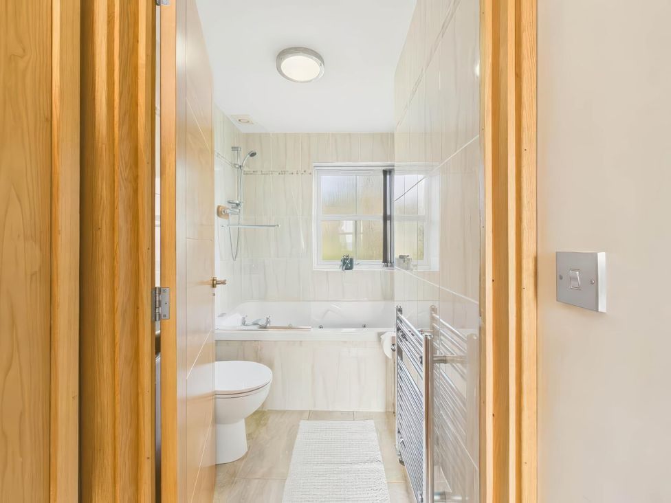 A bathroom with a bathtub and toilet at Apartment Sleeps 4 Enclosed Garden Pets Welcome in Flushing