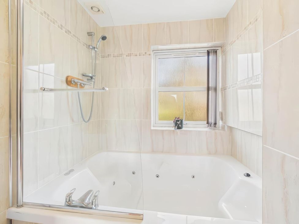 A bathroom with a bathtub and shower at Apartment Sleeps 4 Enclosed Garden Pets Welcome in Flushing