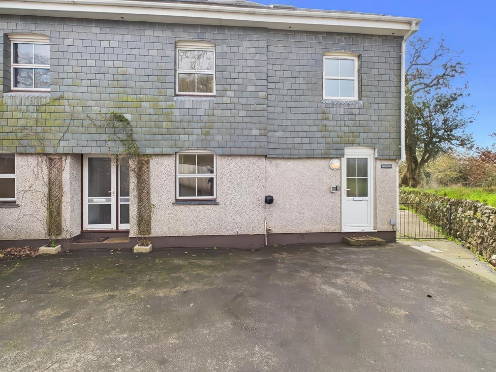 An exterior view of a building with windows and a door at Apartment Sleeps 4 Enclosed Garden Pets Welcome Flushing
