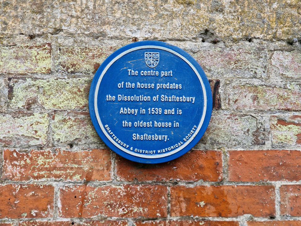 A blue plaque describing the history of the oldest house in Shaftesbury