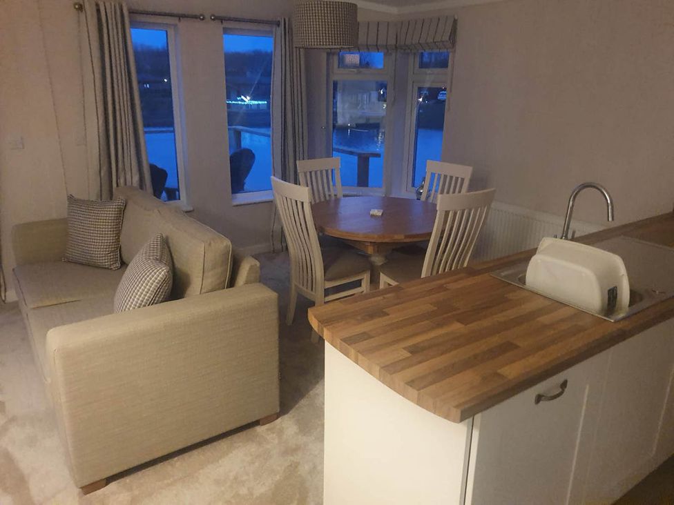 A dining room with a table and chairs at Pet Friendly 2Bed Luxury Lodge in Routh HotTub near Beverley