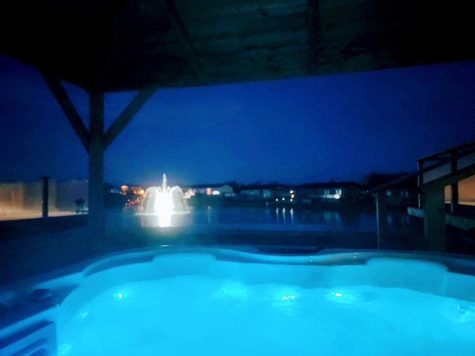 An outdoor area with a hot tub and fountain at Pet Friendly 2Bed Luxury Lodge in Routh HotTub Heron Lakes Luxury Lodge Park near Beverley