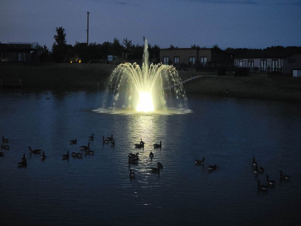 A fountain with ducks swimming nearby at Pet Friendly 2Bed Luxury Lodge in Routh HotTub Heron Lakes Luxury Lodge Park near Beverley