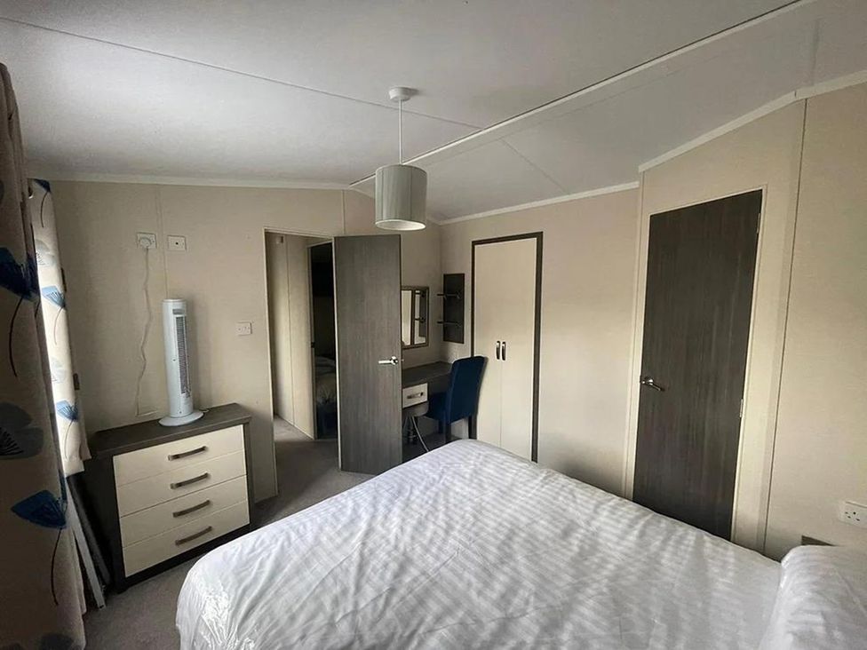 A bedroom with a bed and desk in 2Bed Ringwood Cabin incl Park Pass SelfCheckin Saint Leonards near Ferndown