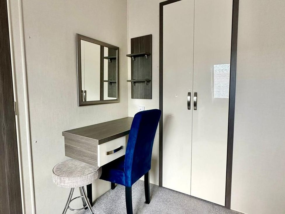 A bedroom with a desk and chair at 2Bed Ringwood Cabin incl Park Pass SelfCheckin Saint Leonards near Ferndown