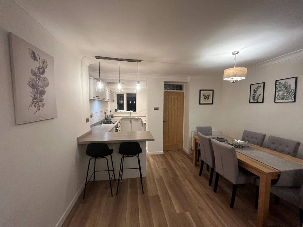 A dining room with a table and chairs at Charming 3Bed Cottage Private Garden Parking in Torquay