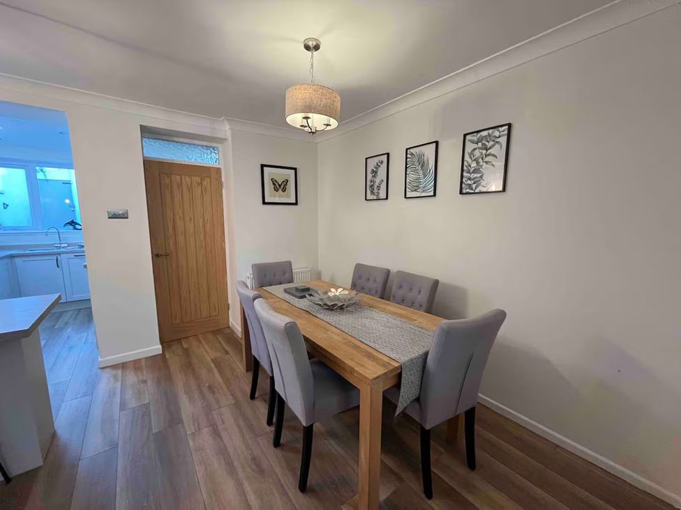 A dining room with a table and chairs at Charming 3Bed Cottage Private Garden Parking Torquay