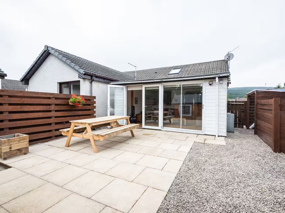 A garden with a picnic bench and gravel at 2bed Cottage Private garden Freeparking in Aviemore