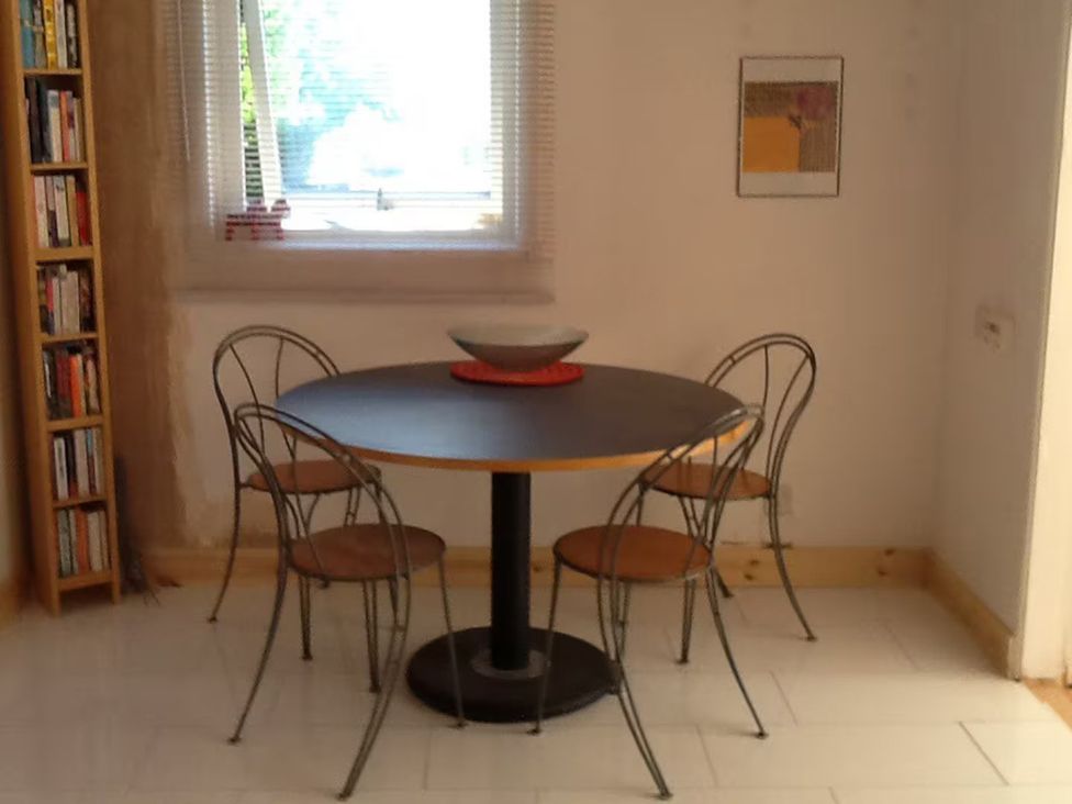 A dining room with a table and chairs at 2bed Cottage Private garden Freeparking in Aviemore