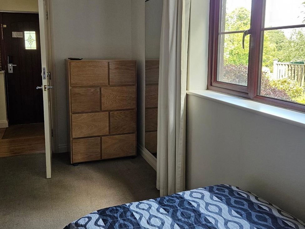 A bedroom with a bed and dresser at 2bed sleeps4 pool freeparking Trenythonestate near Par
