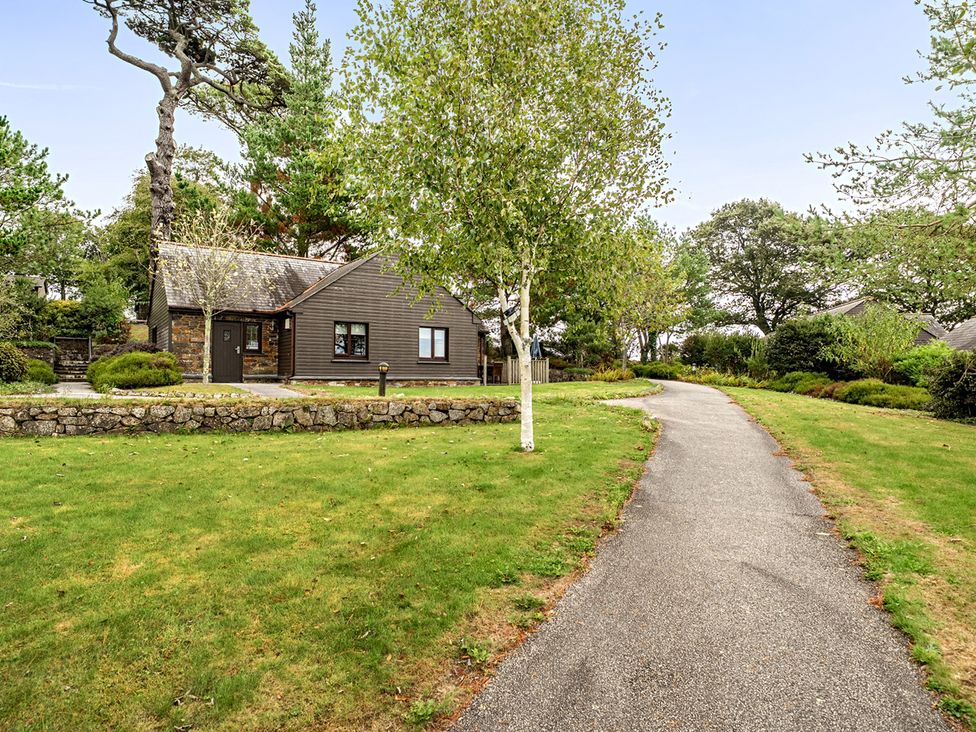 A house with a pathway and trees outside at 2bed sleeps4 pool freeparking Trenythonestate Near Par