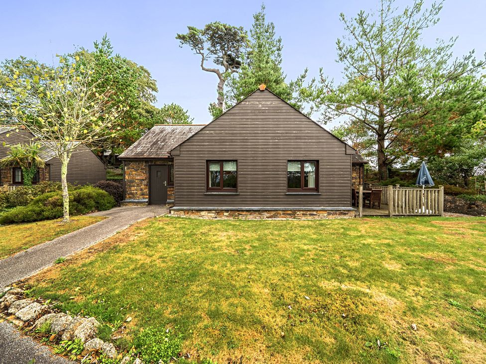A house with garden and pathway at 2bed sleeps4 pool freeparking Trenythonestate near Par