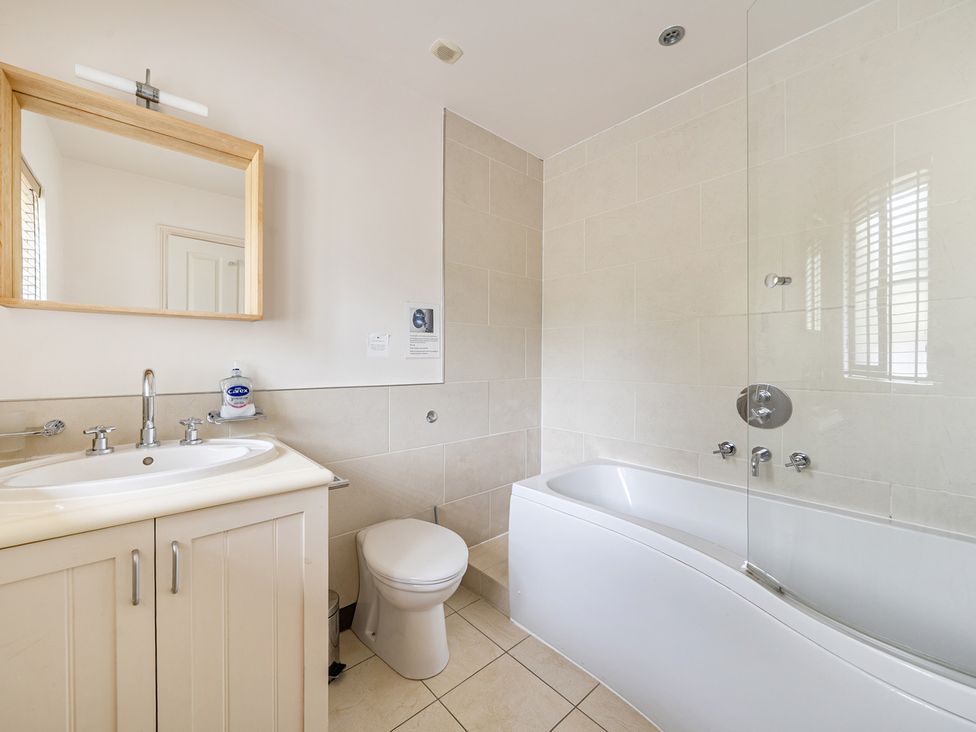 A bathroom with a sink and bathtub at 2bed sleeps4 pool freeparking Trenythonestate Near Par