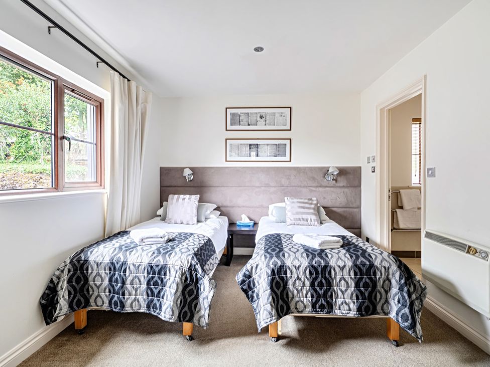 A bedroom with two beds and a window at 2bed sleeps4 pool freeparking Trenythonestate near Par