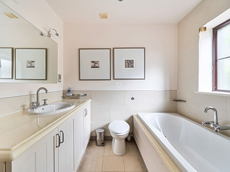 A bathroom with a sink, toilet, and bathtub at 2bed sleeps4 pool freeparking Trenythonestate Near Par