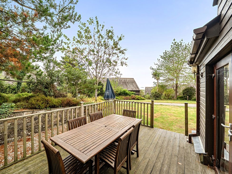 An outdoor dining area with a table and chairs at 2bed sleeps4 pool freeparking Trenythonestate near Par