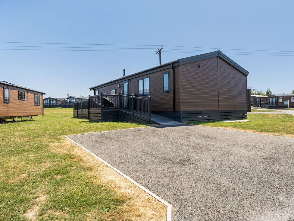 A lodge and parking area at Atlantic Breeze Luxury Lodge sleep 6 Mullacott near Ilfracombe