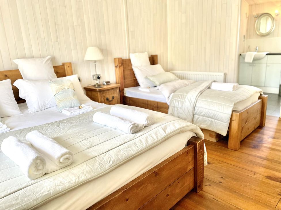 A bedroom with a double bed and a single bed at Stunning Sleeps 6 Luxury Lodge Pets Mercia Marina near Willington, Derbyshire
