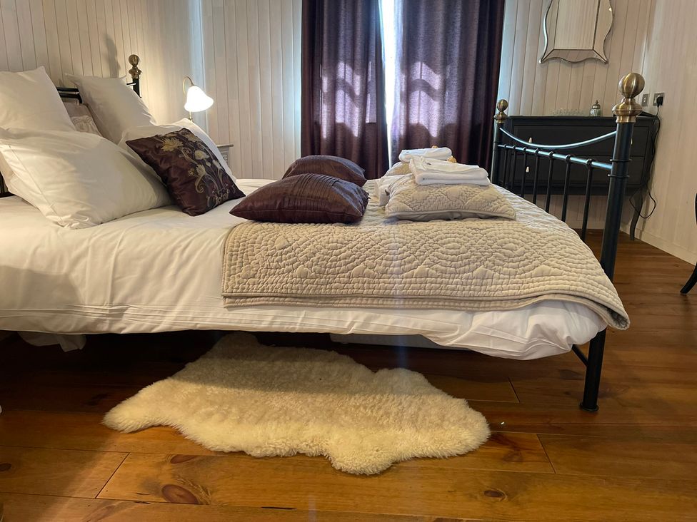 A bedroom with a bed and pillows at Stunning Sleeps 6 Luxury Lodge Pets Mercia Marina near Willington, Derbyshire